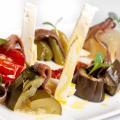 Anchoas del Cantábrico sobre escalivada con queso de Pravia