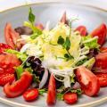 Ensalada de lechuga, tomate y cebolla