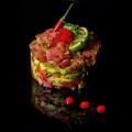 Tartar de atun rojo sobre guacamole