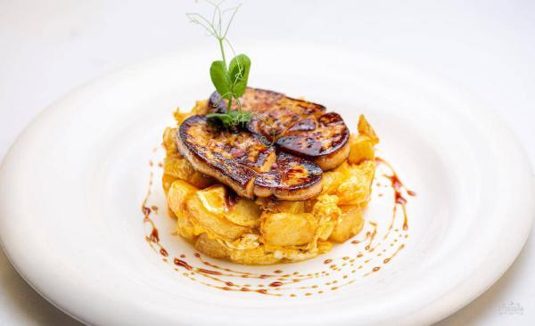 Huevos cremosos, patatas, foie y reducción PX