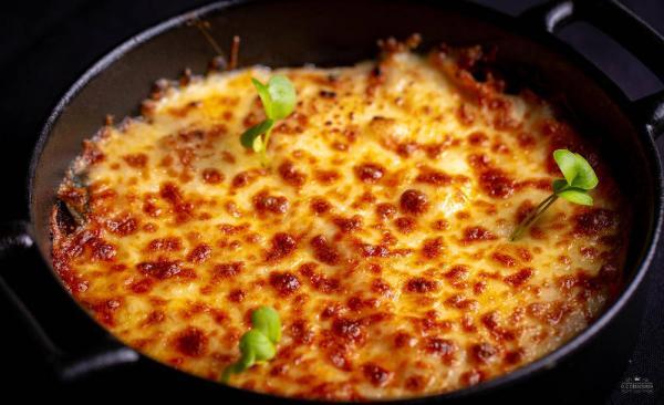 Cannellonis farcis à la viande hachée de gibier gratinés au fromage asturien Varé