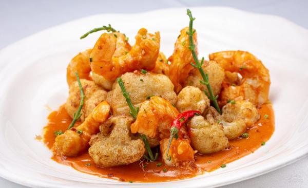 Deep fried cauliflower with shrimps and saffron veoluté