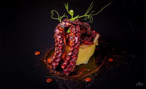 Poulpe braisé avec crémeux de pomme de terre et huile d’olive extra vierge