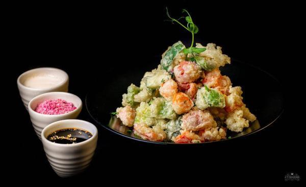 Tempura de légumes avec soupe froide à l’ail et aux amandes et soja