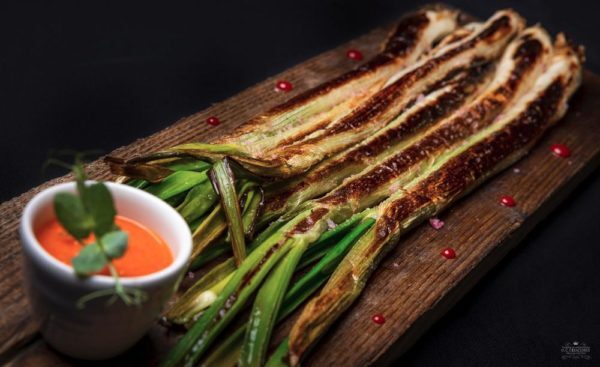 Calçots à la braise avec sauce romesco