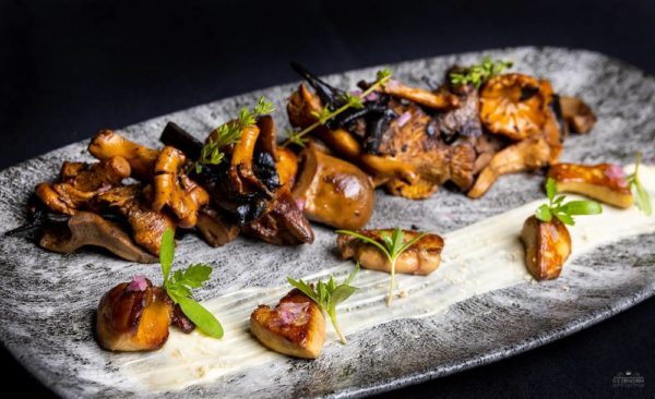 Del bosque a la sartén. Setas, foie y mayonesa de piñones