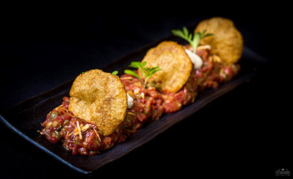 Steak tartar de venado con tortos de pan de escanda
