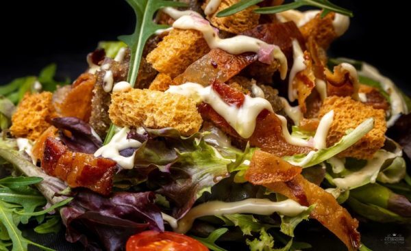 Ensalada de otoño: Panceta ahumada, crocante de venao y crujiente de pan de escanda